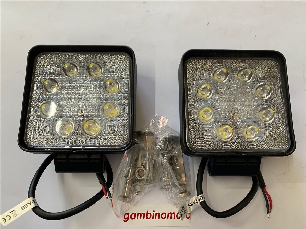 COPPIA Fari da lavoro a 8 led rettangolare 110x128 mm. Consumo: 1,8 A a 12 V; 0,9 A a 24 V. Temperatura colore: 6000K. Pre-cablato: 40-60 cm, Corpo in alluminio. Lente in PC. Staffa di fissaggio in acciaio inossidabile. Flusso luminoso ad ampio raggio (60