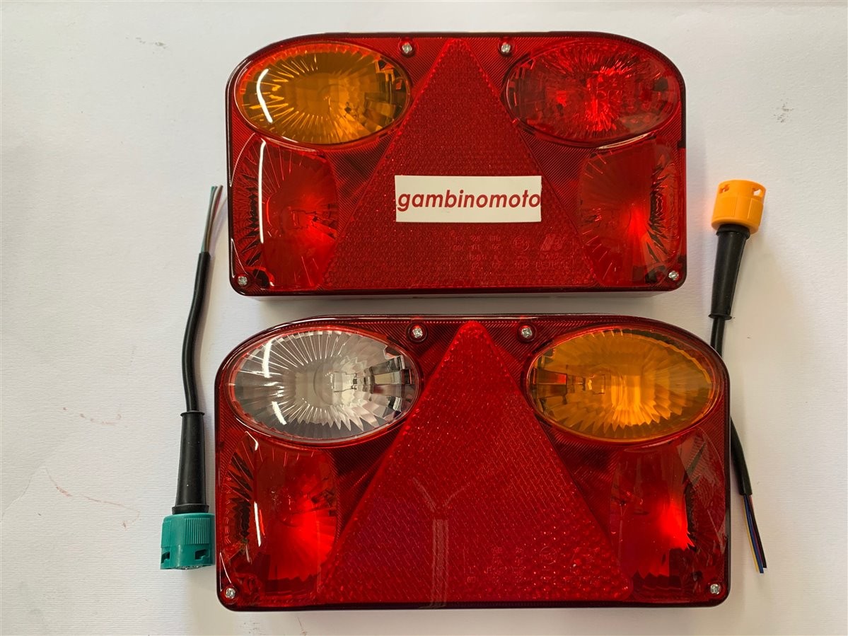 coppia fanali posteriori dx/sx con indicatore di direzione, luce di posizione, retromarcia, stop, retronebbia, luce targa, triangolo carrello agricolo rimorchio altro.