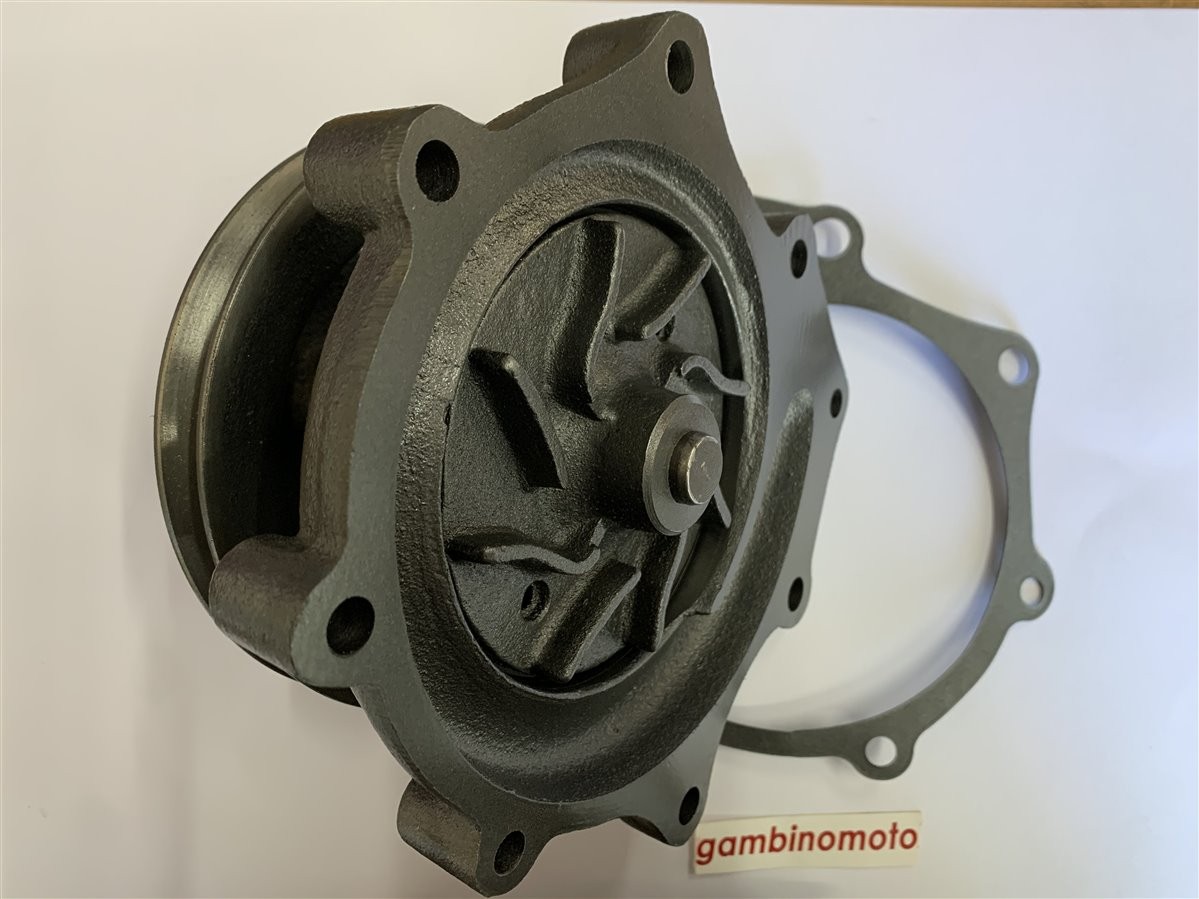 Pompa acqua adattabile a trattore ford CNH rif. orig. 82845215 Pompa acqua - Ford 3 & 4 CILINDRI  Sostituisce Ford OEM p/n:  81863898, 82845215, 83926002, EAPN8A513F, FAPN8A513GG, 84366457, EGPN8A513DA  Come utilizzato su:  2000, 2100, 2110LCG, 2150, 2300