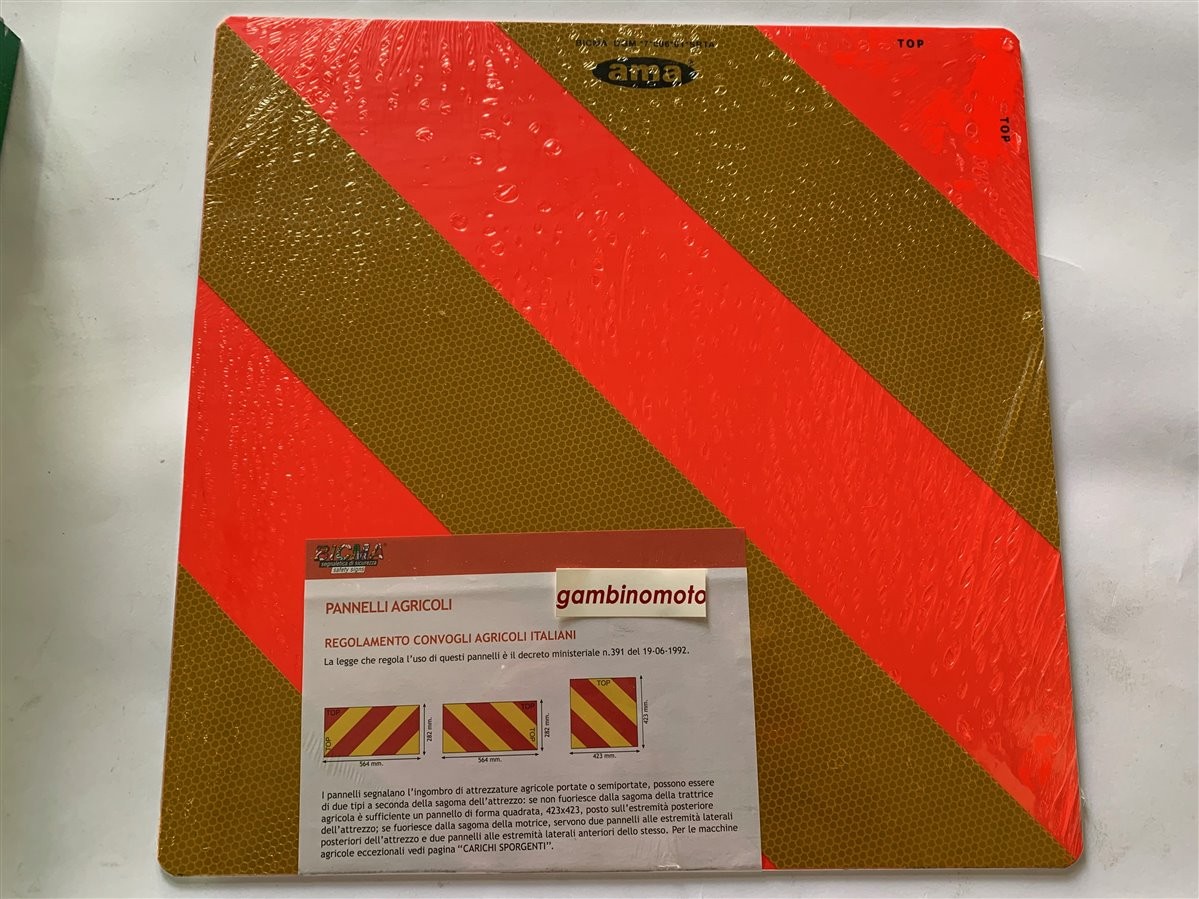 Pannello retroriflettente e fluorescente in ottemperanza al D.M. n° 931 del 19 giugno 1992 per le attrezzature agricole. Questo pannello segnala l'ingombro di attrezzature agricole portate o semiportate se non fuoriescono dalla sagoma della trattrice.