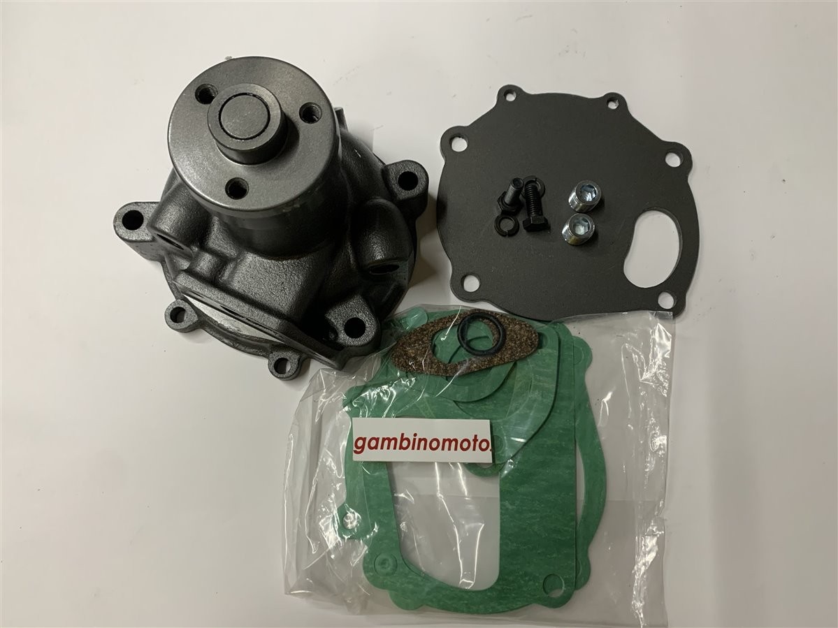   Pompa acqua tipo basso adattabile al rif. Fiat 4679242  MONTA SU FIAT: 1000 1000 SUPER 1000DT 1000N 1180 1180DT 1280 1280DT 1380 1380DT 250 250DT 255C 300 300DT 300J 350 355 C 400 400DT 420 420DT 440 440DT 446 446DT 450 450DT 455 SUPER 455C 460 465C 466