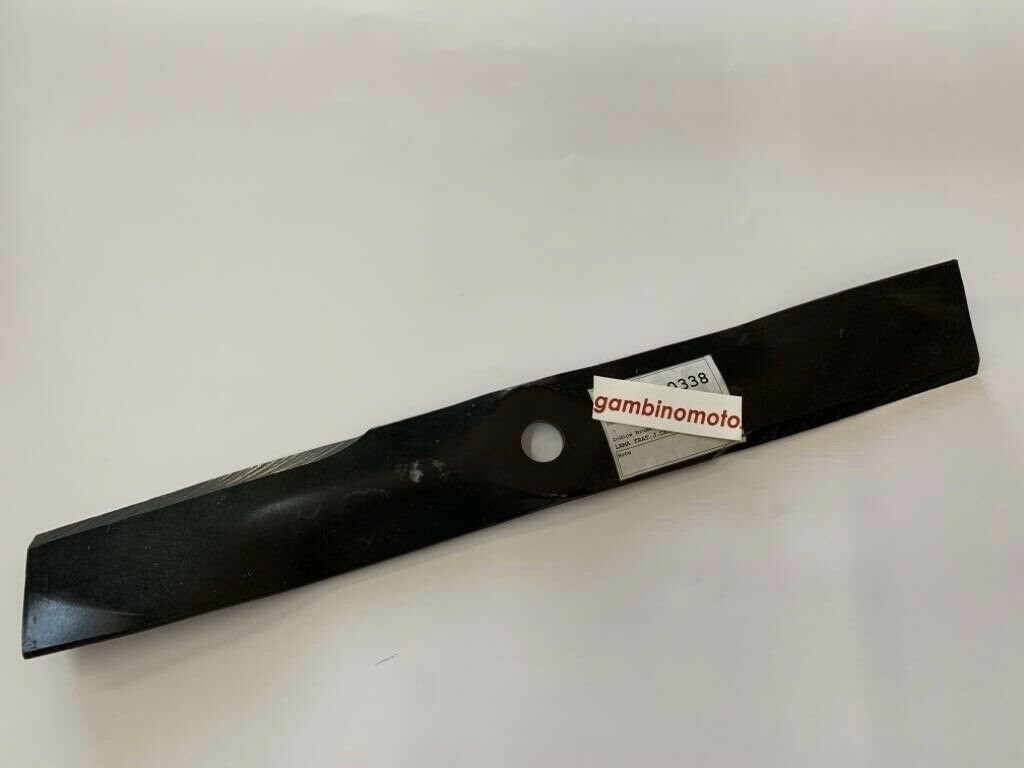 BRUMAR LAMA RASAERBA E TRATTORINI NOMA - AMF - DYNAMARK - FLANDRIA - MONARK - HUSQVARNA - TURBOGREEN - AL-KO RIDER Piatto da 36" bilama Piatto da 45" (2 lame)  Lunghezza in mm: 460 Foro centrale: Ø 10 Fori laterali: - Interasse: -  R.O. 58212 - 306931  fo